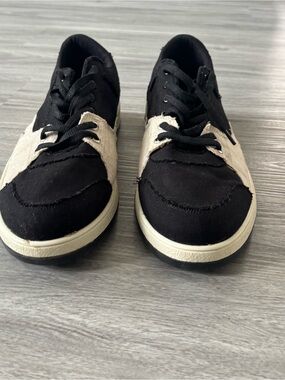 Boohoo Black and Cream Low-Top Lace-Up Sneakers
